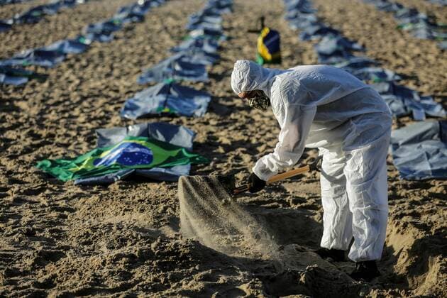 Rio de la Paz NGO s members prepare a ceremony in memory of COVID-19 victims on Copacabana beach in Rio de Janeiro, Brazil, early 30 April 2021. The NGO pays tribute to more than 400,000 Brazilian COVID-19 fatalities recorded so far. Ceremony to pay tribute to COVID-19 victims on Copacabana beach !ACHTUNG: NUR REDAKTIONELLE NUTZUNG!  Copyright: xAntonioxLacerdax GRAF5569 20210430-637553917220104422