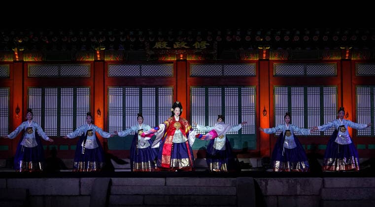 Bilder des Jahres 2021, Entertainment 04 April Entertainment Themen der Woche KW17 Entertainment Bilder des Tages The Opening Ceremony of the Palace Culture Festival SEOUL, SOUTH KOREA, APR. 30: Actors perform Taepyeongmu, a Korean dance with the function of wishing a great peace for the country, during the opening ceremony of the Royal Culture Festival held in Gyeongbokgung Palace in Seoul, South Korea, on April 30, 2021. The ten-day festival will take place from May 1 to 9 at five royal palaces, Jongmyo Shrine, the UNESCO World Heritage-listed in 1995, and Sajikdan, an altar built during the Joseon Dynasty that was used to pray to the gods for a good harvest. Seoul South Korea 6584_238919 Copyright: xSeokyongxLee PentaxPressx