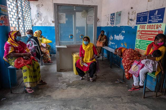 April 30, 2021, Barasat, India: People wearing masks wait to be vaccinated at the Barasat state General hospital amid the deadly second wave of COVID-19..India is reportedly running out of Covid-19 vaccines just as a virulent second wave continues to devastate the country, threatening the governmentis plans to ramp up the vaccination programme by the weekend in an effort to curb the spread of the virus. Barasat India - ZUMAs197 20210430_zaa_s197_032 Copyright: xDipayanxBosex