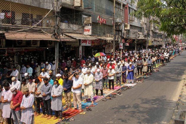 April 30, 2021, Dhaka, Dhaka, Bangladesh: Without maintaining any kind of social distance thousands of Muslims performed the Jumma prayer at a street in Dhaka,Bangladesh on 30 April 2021. Dhaka Bangladesh - ZUMAj163 20210430_zip_j163_006 Copyright: xAbuxSufianxJewelx
