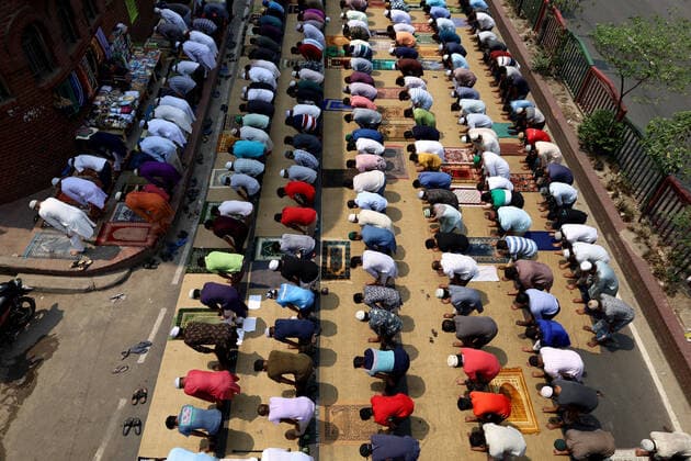 Dhaka: Friday Jummah prayer on lockdown Muslims attended Friday Jummah prayer during lockdown in Dhaka. Dhaka Bangladesh Copyright: SyedxMahabubulxKader
