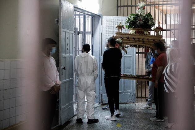 April 30, 2021, Athens, Greece: Procession of the Epitaph in Korydalos prison during Orthodox Holy Week. Athens Greece - ZUMAe114 20210430_zaa_e114_004 Copyright: xEurokinissix