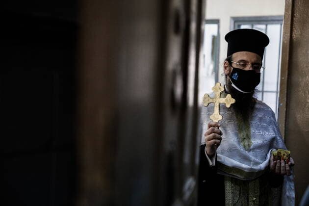 April 30, 2021, Athens, Greece: Procession of the Epitaph in Korydalos prison during Orthodox Holy Week. Athens Greece - ZUMAe114 20210430_zaa_e114_007 Copyright: xEurokinissix