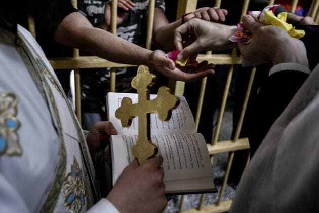 Bilder des Jahres 2021, News 04 April News Bilder des Tages April 30, 2021, Athens, Greece: Procession of the Epitaph in Korydalos prison during Orthodox Holy Week. Athens Greece - ZUMAe114 20210430_zaa_e114_011 Copyright: xEurokinissix