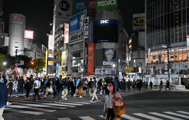 Pedestrians wearing face masks walk at Shibuya crossing in Tokyo, Japan on Friday, April 30, 2021. Tokyo Governor Yuriko Koike request to turned off the neon signs after 8 PM during the third state of emergency for COVID-19 on April 25 through May 11.  TKP2021043018 KEIZOxMORI
