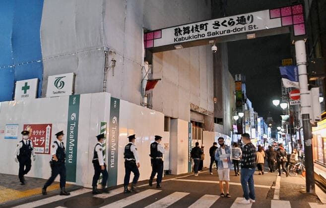 Members of Tokyo Metropolitan Police Department patrol at Kabukicho shopping and entertainment district in Tokyo, Japan on Friday, April 30, 2021. Tokyo Metropolitan Government asks for pedestrians to don t drink alcohol on the street.  TKP2021043022 KEIZOxMORI