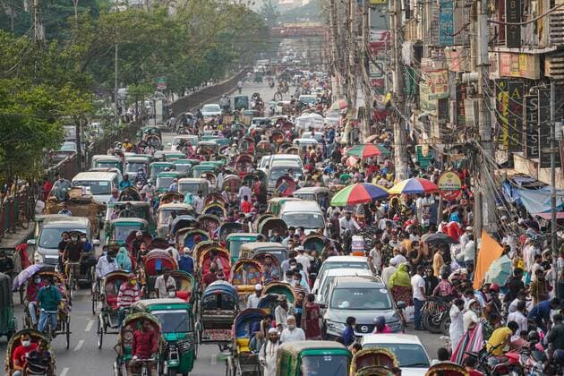 April 30, 2021, Dhaka, Dhaka, Bangladesh: Bangladeshi people not maintaining any social distance while shopping ahead of Eid, as Bangladesh s authorities enforced a strict lockdown to combat the spread of the Covid-19 coronavirus at New Market area in Dhaka, Bangladesh on April 30, 2021. Dhaka Bangladesh - ZUMAc321 20210430_zip_c321_010 Copyright: xZabedxHasnainxChowdhuryx