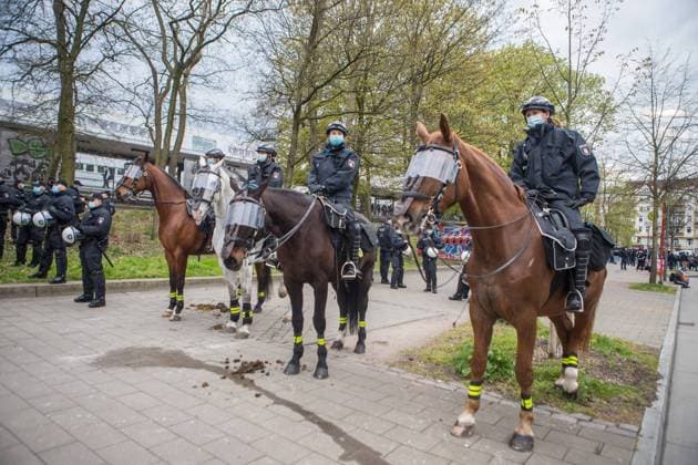 Walpurgisnacht in der Schanze 30.04.21 - Hamburg: Erste Veranstaltung zum Auftakt des 1.Mai Wochenende. Etwa 850 Personen versammelten sich am Freitagabend vor dem Bahnhof Sternschanze zu einer Protestveranstaltung. Da nur 250 Personen an der Veranstaltung teilnehmen durften schritt die Polizei ein. Mit der Reiterstaffel und Kräften der Bereitschaftspolizei wurde die Menge auseinander getrennt. Dabei kam es zu erste Ausschreitungen der Demonstranten. Mehrere Personen wurden in Gewahrsam genommen. Hamburg Sternschanze Deutschland *** Walpurgis Night in the Schanze 30 04 21 Hamburg First event to kick off the 1 May weekend About 850 people gathered on Friday evening in front of the Sternschanze station for a protest event Since only 250 Copyright: xSebastianxPetersx