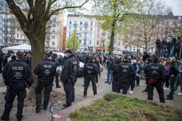 Walpurgisnacht in der Schanze 30.04.21 - Hamburg: Erste Veranstaltung zum Auftakt des 1.Mai Wochenende. Etwa 850 Personen versammelten sich am Freitagabend vor dem Bahnhof Sternschanze zu einer Protestveranstaltung. Da nur 250 Personen an der Veranstaltung teilnehmen durften schritt die Polizei ein. Mit der Reiterstaffel und Kräften der Bereitschaftspolizei wurde die Menge auseinander getrennt. Dabei kam es zu erste Ausschreitungen der Demonstranten. Mehrere Personen wurden in Gewahrsam genommen. Hamburg Sternschanze Deutschland *** Walpurgis Night in the Schanze 30 04 21 Hamburg First event to kick off the 1 May weekend About 850 people gathered on Friday evening in front of the Sternschanze station for a protest event Since only 250 Copyright: xSebastianxPetersx