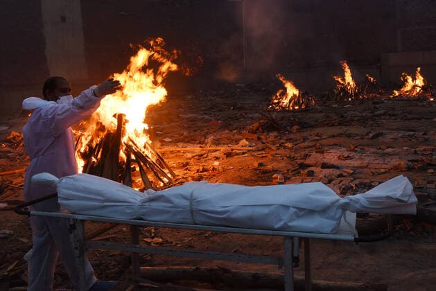 NEW DELHI, INDIA - APRIL 30: Covid 19 victims being cremated at Seemapuri crematorium on April 30, 2021 in New Delhi, India. (Photo by Ajay Aggarwal Hindustan Times) Cremation Of Covid-19 Victims
