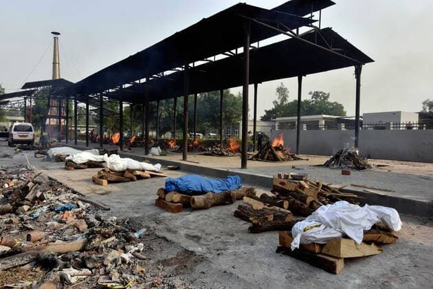 NEW DELHI, INDIA - APRIL 30: Bodies lined up at Sector18 crematorium during a funeral of Covid-19 victims at Dwarka on April 30, 2021 in New Delhi, India. (Photo by Sanjeev Verma Hindustan Times) Cremation Of Covid-19 Victims