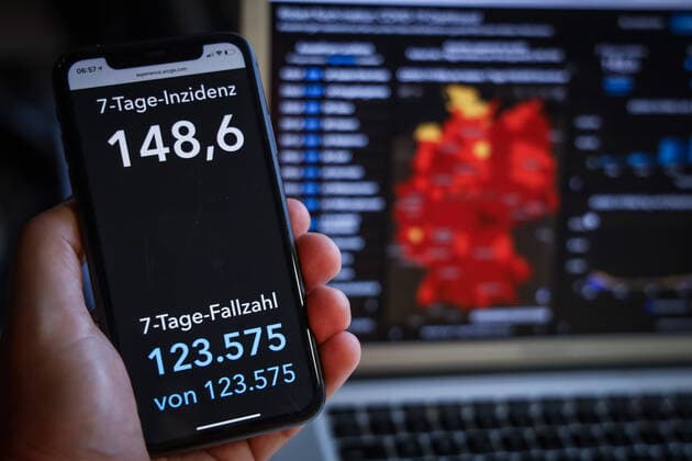 Coronavirus in Germany Covid 19 Dashboard of the Robert Koch Institute 01 05 2021 Robert Koch Institute 7 days Incidence 148.6 7 days Number of cases 123 575 COVID 19 cases 3 400 532 Addition of 18 935 compared to the previous day COVID 19 deaths 83 082 Addition of 232 compared to the previous day