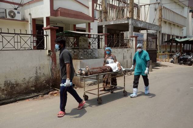 May 1, 2021, Prayagraj, Uttar Pradesh, India: Prayagraj: Family members carry a COVID19 patient to Swaroop Rani Neharu Hosptial in Prayagraj on Saturday, May 01, 2021 Prayagraj India - ZUMAv115 20210501_zap_v115_038 Copyright: xPrabhatxKumarxVermax