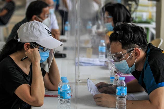 (210501) -- MANILA, May 1, 2021 -- People wearing protective masks are screened before getting inoculated with the Sinovac COVID-19 vaccines in Manila, the Philippines on May 1, 2021. ) PHILIPPINES-MANILA-COVID-19-VACCINATION RouellexUmali 