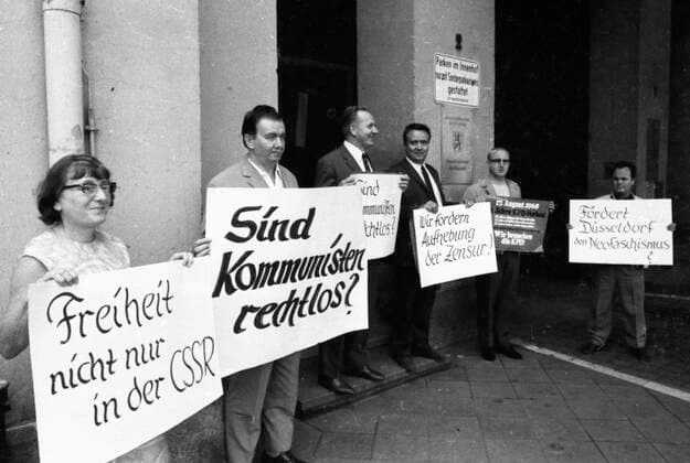 Kommunisten gegen das KPD-Verbot 1968 DEU, Deutschland, Duesseldorf: Vor der Duesseldofer Stadtverwaltung demonstrierten am 26.8.1968 Kommunisten gegen das Verbot ihrer Partei . DEU, Germany, Duesseldorf: Communists demonstrated in front of the Duesseldorf city council on 8 26 1968 against the ban of their party . NRW *** Communists against the KPD ban 1968 DEU, Germany, Duesseldorf Communists demonstrated in front of the Duesseldorf city council on 8 26 1968 against the ban of their party NRW