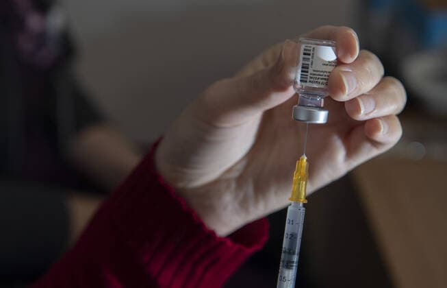 Turkish nurse prepares Pfizer BioNTech vaccine at the Etimesgut Sehit Sait Ertürk Hospital, in Ankara, Turkey, 1 May 2021. ( Copyright: AbdurrahmanxAntakyalix-xDepoxPho 17124465