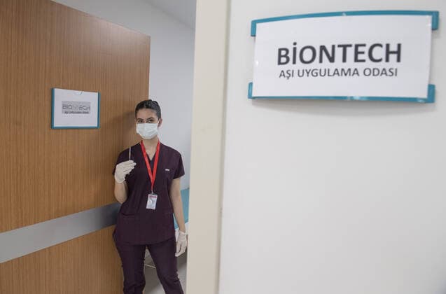 Turkish nurse poses with Pfizer BioNTech vaccine at the Etimesgut Sehit Sait Ertürk Hospital, in Ankara, Turkey, 1 May 2021. ( Copyright: AbdurrahmanxAntakyalix-xDepoxPho 17124476