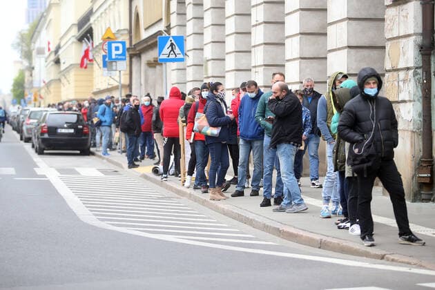 Coronavirus in Polen, Impfung in Warschau WARSZAWA 01.05.2021 PLAC BANKOWY URZAD WOJEWODZKI MOBILNY PUNKT SZCZEPIEN MASOWYCH AKCJA ZASZCZEP SIE W MAJOWKE OGOLNOPOLSKA AKCJA SZCZEPIEN N.Z MASOWY PUNKT SZCZEPIEN TLUM KOLEJKA FOT. ALEKSANDER MAJDANSKI NEWSPIX.PL --- Newspix.pl WARSAW 01 05 2021 BANK PLACE. MOBILE MASS VACCINATION POINT. VACCINATION ACTION IN MAJOWKA - MAY LONG WEEKEND NATIONAL VACCINATION ACTION  AM010521_002