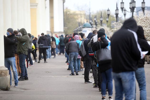 WARSZAWA 01.05.2021 PLAC BANKOWY URZAD WOJEWODZKI MOBILNY PUNKT SZCZEPIEN MASOWYCH AKCJA ZASZCZEP SIE W MAJOWKE OGOLNOPOLSKA AKCJA SZCZEPIEN N.Z MASOWY PUNKT SZCZEPIEN TLUM KOLEJKA FOT. ALEKSANDER MAJDANSKI NEWSPIX.PL --- Newspix.pl WARSAW 01 05 2021 BANK PLACE. MOBILE MASS VACCINATION POINT. VACCINATION ACTION IN MAJOWKA - MAY LONG WEEKEND NATIONAL VACCINATION ACTION  AM010521_004