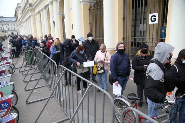 Coronavirus in Polen, Impfung in Warschau WARSZAWA 01.05.2021 PLAC BANKOWY URZAD WOJEWODZKI MOBILNY PUNKT SZCZEPIEN MASOWYCH AKCJA ZASZCZEP SIE W MAJOWKE OGOLNOPOLSKA AKCJA SZCZEPIEN N.Z MASOWY PUNKT SZCZEPIEN TLUM KOLEJKA FOT. ALEKSANDER MAJDANSKI NEWSPIX.PL --- Newspix.pl WARSAW 01 05 2021 BANK PLACE. MOBILE MASS VACCINATION POINT. VACCINATION ACTION IN MAJOWKA - MAY LONG WEEKEND NATIONAL VACCINATION ACTION  AM010521_006