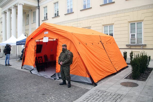 Coronavirus in Polen, Impfung in Warschau WARSZAWA 01.05.2021 PLAC BANKOWY URZAD WOJEWODZKI MOBILNY PUNKT SZCZEPIEN MASOWYCH AKCJA ZASZCZEP SIE W MAJOWKE OGOLNOPOLSKA AKCJA SZCZEPIEN N.Z MASOWY PUNKT SZCZEPIEN TLUM KOLEJKA FOT. ALEKSANDER MAJDANSKI NEWSPIX.PL --- Newspix.pl WARSAW 01 05 2021 BANK PLACE. MOBILE MASS VACCINATION POINT. VACCINATION ACTION IN MAJOWKA - MAY LONG WEEKEND NATIONAL VACCINATION ACTION  AM010521_008