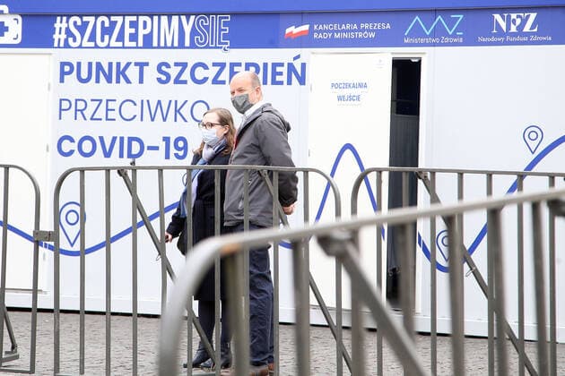 WARSZAWA 01.05.2021 PLAC BANKOWY URZAD WOJEWODZKI MOBILNY PUNKT SZCZEPIEN MASOWYCH AKCJA ZASZCZEP SIE W MAJOWKE OGOLNOPOLSKA AKCJA SZCZEPIEN N.Z MASOWY PUNKT SZCZEPIEN TLUM KOLEJKA FOT. ALEKSANDER MAJDANSKI NEWSPIX.PL --- Newspix.pl WARSAW 01 05 2021 BANK PLACE. MOBILE MASS VACCINATION POINT. VACCINATION ACTION IN MAJOWKA - MAY LONG WEEKEND NATIONAL VACCINATION ACTION  AM010521_018