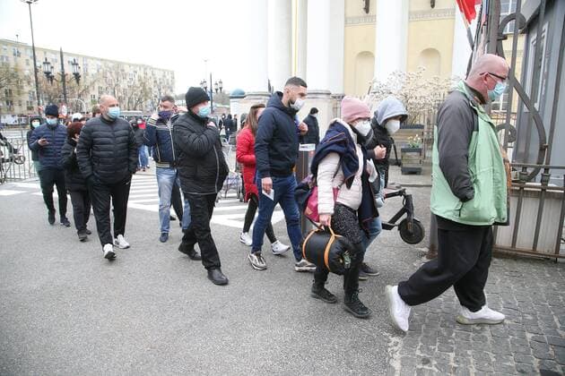 Coronavirus in Polen, Impfung in Warschau WARSZAWA 01.05.2021 PLAC BANKOWY URZAD WOJEWODZKI MOBILNY PUNKT SZCZEPIEN MASOWYCH AKCJA ZASZCZEP SIE W MAJOWKE OGOLNOPOLSKA AKCJA SZCZEPIEN N.Z MASOWY PUNKT SZCZEPIEN TLUM KOLEJKA FOT. ALEKSANDER MAJDANSKI NEWSPIX.PL --- Newspix.pl WARSAW 01 05 2021 BANK PLACE. MOBILE MASS VACCINATION POINT. VACCINATION ACTION IN MAJOWKA - MAY LONG WEEKEND NATIONAL VACCINATION ACTION  AM010521_025