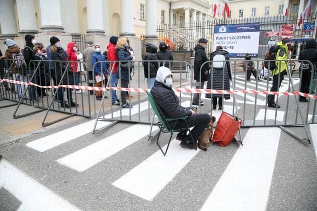 Coronavirus in Polen, Impfung in Warschau WARSZAWA 01.05.2021 PLAC BANKOWY URZAD WOJEWODZKI MOBILNY PUNKT SZCZEPIEN MASOWYCH AKCJA ZASZCZEP SIE W MAJOWKE OGOLNOPOLSKA AKCJA SZCZEPIEN N.Z MASOWY PUNKT SZCZEPIEN TLUM KOLEJKA FOT. ALEKSANDER MAJDANSKI NEWSPIX.PL --- Newspix.pl WARSAW 01 05 2021 BANK PLACE. MOBILE MASS VACCINATION POINT. VACCINATION ACTION IN MAJOWKA - MAY LONG WEEKEND NATIONAL VACCINATION ACTION  AM010521_030