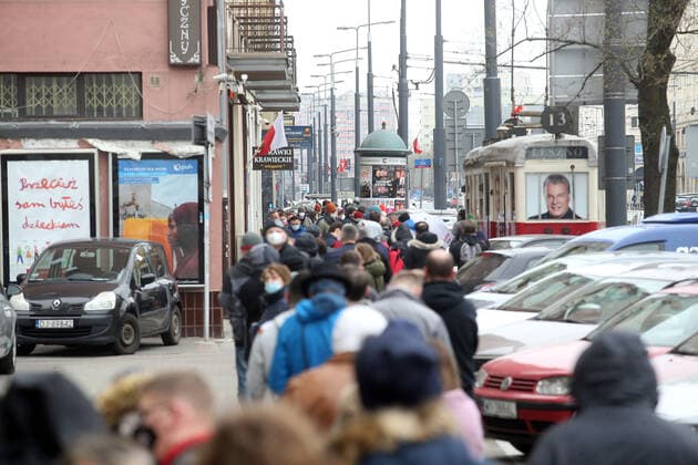 Coronavirus in Polen, Impfung in Warschau WARSZAWA 01.05.2021 PLAC BANKOWY URZAD WOJEWODZKI MOBILNY PUNKT SZCZEPIEN MASOWYCH AKCJA ZASZCZEP SIE W MAJOWKE OGOLNOPOLSKA AKCJA SZCZEPIEN N.Z MASOWY PUNKT SZCZEPIEN TLUM KOLEJKA FOT. ALEKSANDER MAJDANSKI NEWSPIX.PL --- Newspix.pl WARSAW 01 05 2021 BANK PLACE. MOBILE MASS VACCINATION POINT. VACCINATION ACTION IN MAJOWKA - MAY LONG WEEKEND NATIONAL VACCINATION ACTION  AM010521_033