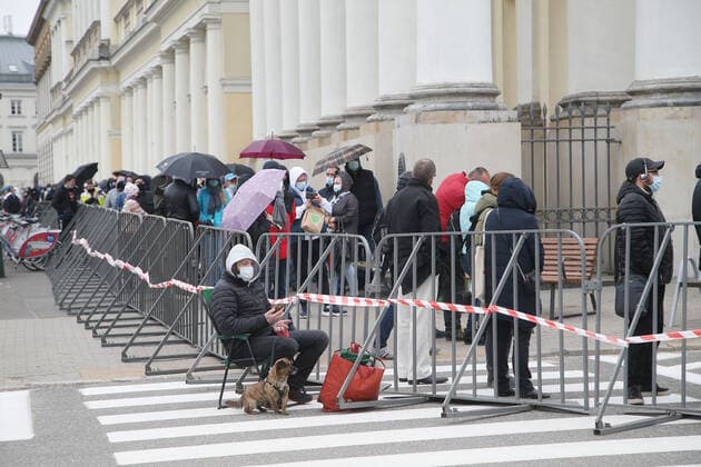 Coronavirus in Polen, Impfung in Warschau WARSZAWA 01.05.2021 PLAC BANKOWY URZAD WOJEWODZKI MOBILNY PUNKT SZCZEPIEN MASOWYCH AKCJA ZASZCZEP SIE W MAJOWKE OGOLNOPOLSKA AKCJA SZCZEPIEN N.Z MASOWY PUNKT SZCZEPIEN TLUM KOLEJKA FOT. ALEKSANDER MAJDANSKI NEWSPIX.PL --- Newspix.pl WARSAW 01 05 2021 BANK PLACE. MOBILE MASS VACCINATION POINT. VACCINATION ACTION IN MAJOWKA - MAY LONG WEEKEND NATIONAL VACCINATION ACTION  AM010521_035