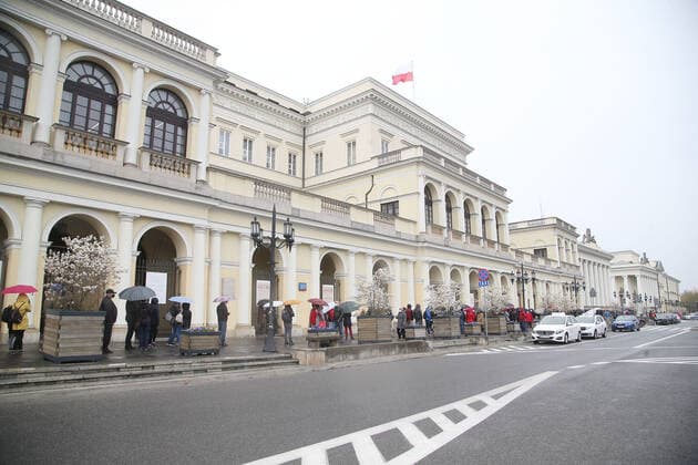 Coronavirus in Polen, Impfung in Warschau WARSZAWA 01.05.2021 PLAC BANKOWY URZAD WOJEWODZKI MOBILNY PUNKT SZCZEPIEN MASOWYCH AKCJA ZASZCZEP SIE W MAJOWKE OGOLNOPOLSKA AKCJA SZCZEPIEN N.Z MASOWY PUNKT SZCZEPIEN TLUM KOLEJKA FOT. ALEKSANDER MAJDANSKI NEWSPIX.PL --- Newspix.pl WARSAW 01 05 2021 BANK PLACE. MOBILE MASS VACCINATION POINT. VACCINATION ACTION IN MAJOWKA - MAY LONG WEEKEND NATIONAL VACCINATION ACTION  AM010521_040