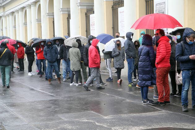 WARSZAWA 01.05.2021 PLAC BANKOWY URZAD WOJEWODZKI MOBILNY PUNKT SZCZEPIEN MASOWYCH AKCJA ZASZCZEP SIE W MAJOWKE OGOLNOPOLSKA AKCJA SZCZEPIEN N.Z MASOWY PUNKT SZCZEPIEN TLUM KOLEJKA FOT. ALEKSANDER MAJDANSKI NEWSPIX.PL --- Newspix.pl WARSAW 01 05 2021 BANK PLACE. MOBILE MASS VACCINATION POINT. VACCINATION ACTION IN MAJOWKA - MAY LONG WEEKEND NATIONAL VACCINATION ACTION  AM010521_041