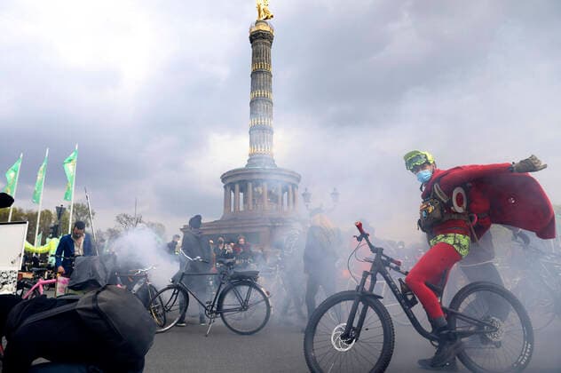 Bilder des Jahres 2021, News 05 Mai News Themen der Woche KW17 News Bilder des Tages Fahrraddemo zum 1. Mai in Berlin. Nach Sternfahrt radelt der kapitalismuskritische Protest MyGruni ins Villenviertel Grunewald. Berlin, 01.05.2021 *** Bicycle demonstration on 1 May in Berlin After rally the capitalism-critical protest MyGruni cycles to the villa district Grunewald Berlin, 01 05 2021 Foto:xB.xKriemannx xFuturexImage