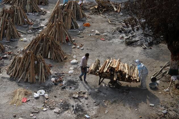 May 1, 2021, New Delhi, New Delhi, India: Covid 19 victims being cremated at Gazipur crematorium on May 1, 2021 in New Delhi, India..As many as 4,01,993 more people tested positive for Covid-19 in the last 24 hours, taking the cumulative caseload to 1,91,64,969, said the Union health ministry on Saturday. This is the highest number of new infections ever recorded in a day across the globe. New Delhi India - ZUMAp176 20210501_zip_p176_001 Copyright: xVijayxPandeyx