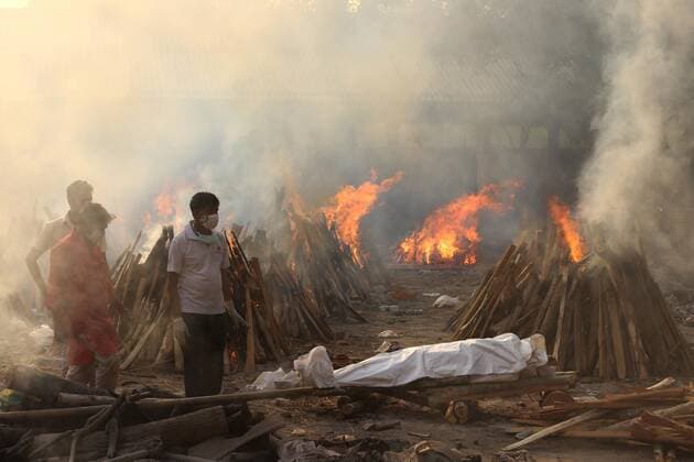 May 1, 2021, New Delhi, New Delhi, India: Covid 19 victims being cremated at Gazipur crematorium on May 1, 2021 in New Delhi, India..As many as 4,01,993 more people tested positive for Covid-19 in the last 24 hours, taking the cumulative caseload to 1,91,64,969, said the Union health ministry on Saturday. This is the highest number of new infections ever recorded in a day across the globe. New Delhi India - ZUMAp176 20210501_zip_p176_014 Copyright: xVijayxPandeyx