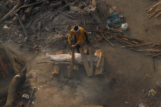May 1, 2021, New Delhi, New Delhi, India: Covid 19 victims being cremated at Gazipur crematorium on May 1, 2021 in New Delhi, India..As many as 4,01,993 more people tested positive for Covid-19 in the last 24 hours, taking the cumulative caseload to 1,91,64,969, said the Union health ministry on Saturday. This is the highest number of new infections ever recorded in a day across the globe. New Delhi India - ZUMAp176 20210501_zip_p176_022 Copyright: xVijayxPandeyx