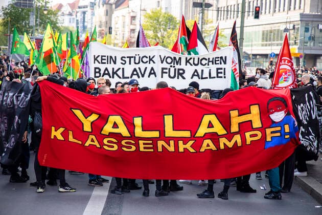 Bilder des Jahres 2021, News 05 Mai News Themen der Woche KW17 News Bilder des Tages Menschen nehmen an der Revolutionaere 1. Mai Demonstration in Berlin am 1. Mai 2021. 1 Mai in Berlin *** People take part in the Revolutionaere 1 May demonstration in Berlin on 1 May 2021 1 May in Berlin