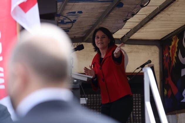 Chancellor candidate Annalena Baerbock Bündnis 90 Die Grünen points in the direction of Federal Finance Minister and Chancellor candidate Olaf Scholz SPD during her speech at a DGB Labour Day rally at Bassinplatz in Potsdam, 1 May 2021 May Day rally in Potsdam