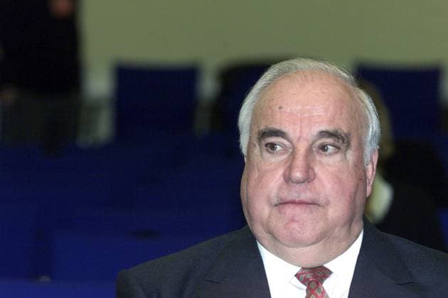 Kohl Untersuchungsausschuss Bundeskanzler a.D. Helmut KOHL, während des Untersuchungsausschuss zur Spendenaffaire, Berlin den 25.01.2001, Berlin Deutschland *** Kohl Committee of Inquiry Former Chancellor Helmut KOHL, during the Committee of Inquiry on the Donations Affair, Berlin 25 01 2001, Berlin Germany
