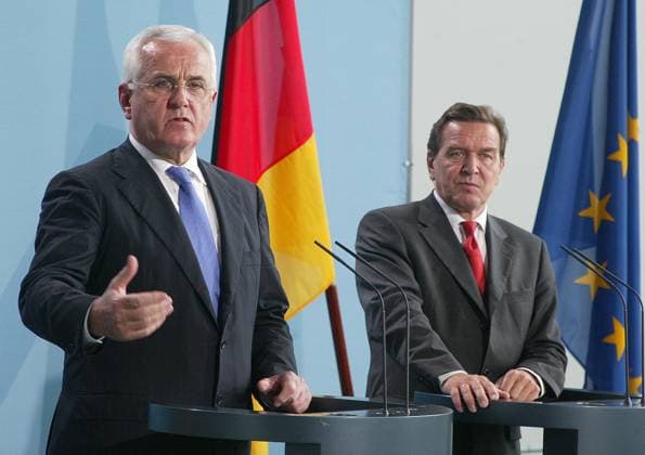 Hartz Kommission Peter Hartz, Personalvorstand VW, Leiter Hartz-Kommission zusammen mit Bundeskanzler Gerhard Schröder während einer gemeinsamen PRESSEKONFERENZ, Berlin den 23.07.2002, Berlin Deutschland *** Hartz Commission Peter Hartz, Member of the Board of Management of VW, Head of the Hartz Commission together with Chancellor Gerhard Schröder during a joint PRESS CONFERENCE, Berlin 23 07 2002, Berlin Germany