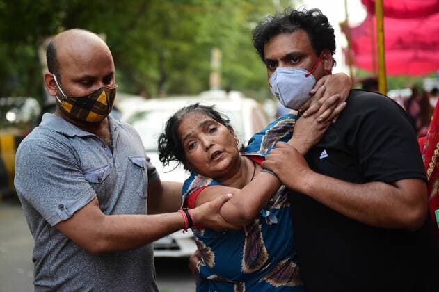 Coronavirus, Eindrücke aus Indien A COVID-19 critical patient being brought at camp to receive free oxygen, provided by a Gurudwara, A Sikh Temple, near dead bodies who two women, during the second wave of the coronavirus pandemic in Ghaziabad, India s Uttar Pradesh State on Saturday, May 1, 2021.  IND20210501903 Abhishek