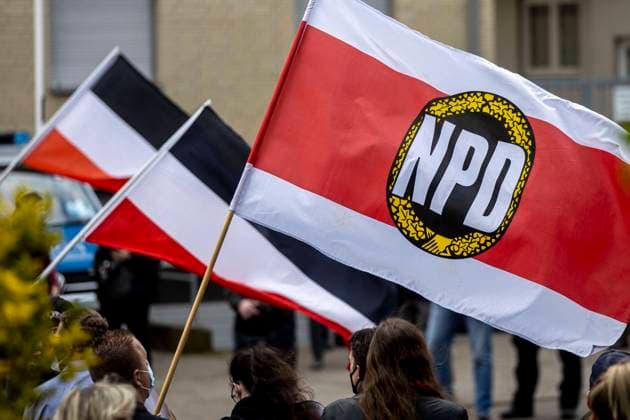 01.05.2021 , Essen , Nazidemo in Essen , Anhänger der Partei NPD Die Rechte , Nazi - Demo am Westbahnhof. Flagge des Deutschen Kaiserreichs , Kaiserliche Reichskriegsflagge und NPD-Fahne Flagge. *** 01 05 2021 , Essen , Nazi demonstration in Essen , Supporters of the party NPD Die Rechte , Nazi demonstration at the Westbahnhof flag of the German Empire , Imperial War flag and NPD flag flag