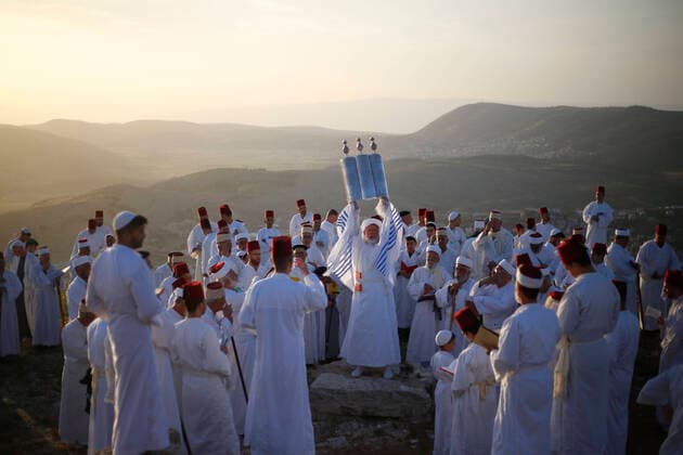 Bilder des Jahres 2021, News 05 Mai News Themen der Woche KW17 News Bilder des Tages May 2, 2021, Nablus, West Bank, Palestinian Territory: Members of the Samaritan community pray at sunrise during a religious service marking the end of their Passover holiday atop Mount Gerizim, above the West Bank city of Nablus, 02 May 2021. According to tradition, the Samaritans are descendants of the Jews who were not deported when the Assyrians conquered Israel in 722 BC. The small community numbers about 810 people, half of them live in a village at Mount Gerizim, near the Palestinian city of Nablus, and the rest in Holon near Tel Aviv in Israel Nablus Palestinian Territory - ZUMAap3_ 20210502_zaf_ap3_005 Copyright: xShadixJarar Ahx