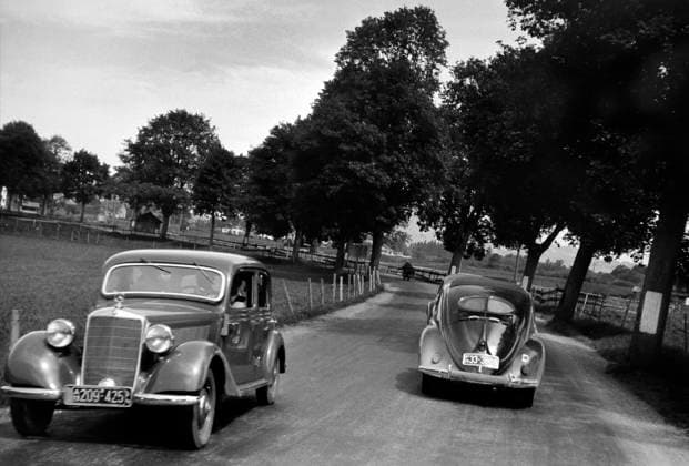 Lange Autoschlange - Zeichen des Wirtschaftswachstums nach dem Zweiten Weltkrieg. Volle Landstrasse bei München. Fotografiert am 01.06.1953. München Bayern Deutschland *** Long queue of cars Sign of economic growth after the Second World War Full country road near Munich Photographed on 01 06 1953 Munich Bavaria Germany Copyright: xSammlungxRolfxPossx