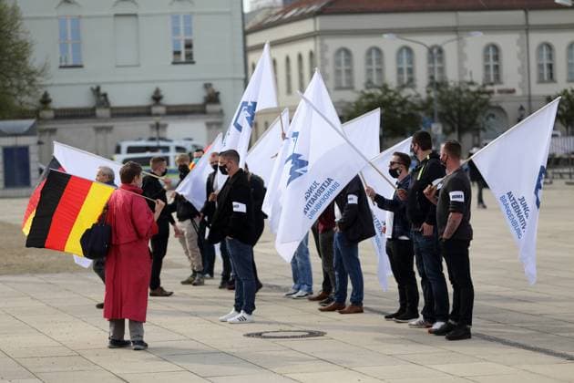 Demonstranten mit Deutschlandfahnen und Fahnen der Jungen Alternative Brandenburg während einer Kundgebung der AfD zum Tag der Arbeit am Lustgarten in Potsdam, 1. Mai 2021. AfD-Kundgebung und Gegendemo in Potsdam *** Demonstrators with German flags and flags of the Junge Alternative Brandenburg during a rally of the AfD on Labour Day at the Lustgarten in Potsdam, 1 May 2021 AfD rally and counter-demonstration in Potsdam