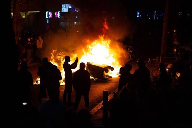 Demonstrationen am 1.Mai in Berlin, Zahlreiche angemeldete Demonstrationen am 1. Mai in Berlin, tausende Demonstranten sind die Straße gegangen. Die Berliner Polizei war im Großeinsatz, unterstützt von Polizeikräften aus dem gesamten Bundesgebiet waren so über 5000 Kräfte im Einsatz. Am Abend kam es in Neukölln in der Sonnenallee zu massiven Übergriffen und Angriffen aus dem Demonstrationsfeld auf Polizeikräfte. Zahlreiche Mülltonnen und Baumaterialien wurden angezündet. Berlin Neukoelln Berlin Deutschland *** Demonstrations on 1 May in Berlin, Numerous registered demonstrations on 1 May in Berlin, thousands of demonstrators took to the streets The Berlin police were in large-scale operation, supported by police forces from all o