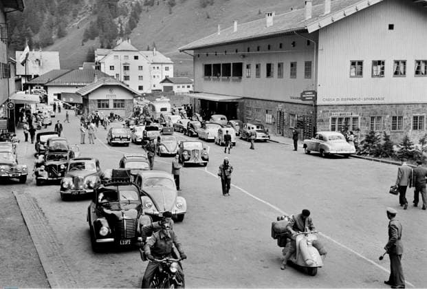 Über die Grenze am Brenner und dann ab zum Traumziel in den Süden. Grenzkontrollen am Brenner.Fotografiert am 01.08.1953. Brenner Innsbruck-Land Österreich *** Across the border at Brenner and then off to the dream destination in the south Border controls at Brenner Photographed on 01 08 1953 Brenner Innsbruck Land Austria Copyright: xSammlungxRolfxPossx