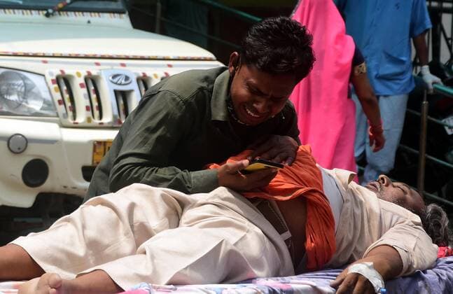 Coronavirus, Eindrücke aus Indien May 2, 2021, Prayagraj, Uttar Pradesh, India: Prayagraj: Family member of a COVID19 victim mourn as patient died while waiting for admit Swaroop Rani Neharu hospital in Prayagraj on Sunday, April 02, 2021. Prayagraj India - ZUMAv115 20210502_zap_v115_004 Copyright: xPrabhatxKumarxVermax