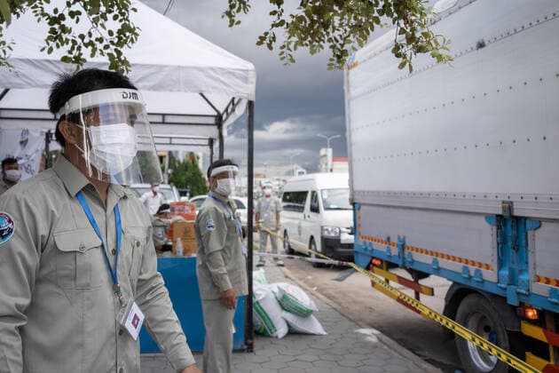 April 23, 2021, Phnom Penh, Cambodia: Cambodia s Ministry of Commerce send trucks of food to Red Zones..Phnom Penh remains in lockdown as Cambodia takes drastic measures to reduce the spread of its worst COVID-19 outbreak to date. The lockdown has forced many out of work, including factory workers and market vendors, leaving the cities™ poorest residents struggling or unable to afford basic necessities. Phnom Penh Cambodia - ZUMAs197 20210423_zaa_s197_462 Copyright: xAndyxBallx