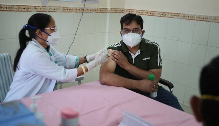 Coronavirus, Eindrücke aus Indien JAIPUR, INDIA - MAY 1: A person being vaccinated against Covid-19 during the third phase of vaccination drive, at J K Lon Hospital, on May 1, 2021 in Jaipur, India. (Photo by Himanshu Vyas Hindustan Times) COVID-19 Vaccination Drive